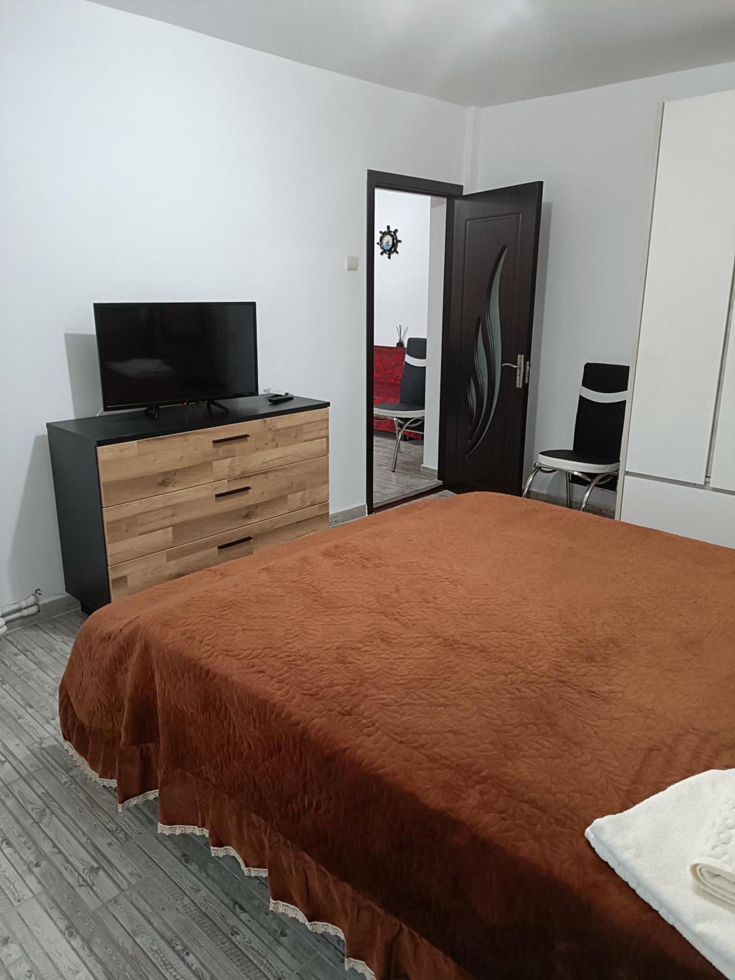 Apartament Manu Tg Neamt Търгу Нямц Екстериор снимка