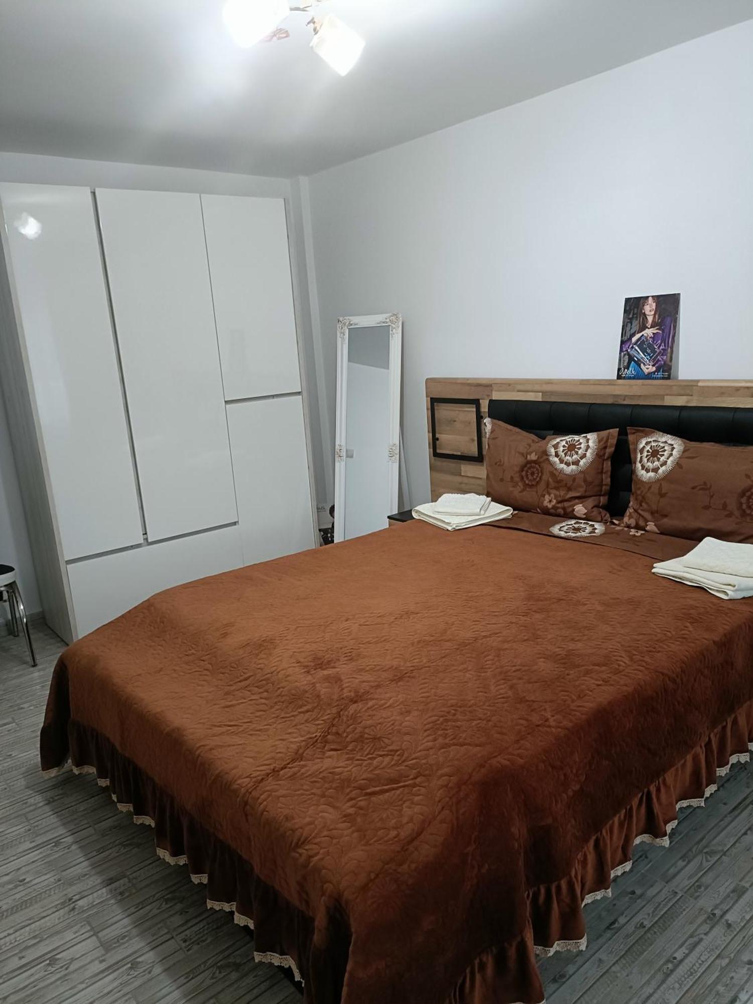 Apartament Manu Tg Neamt Търгу Нямц Екстериор снимка
